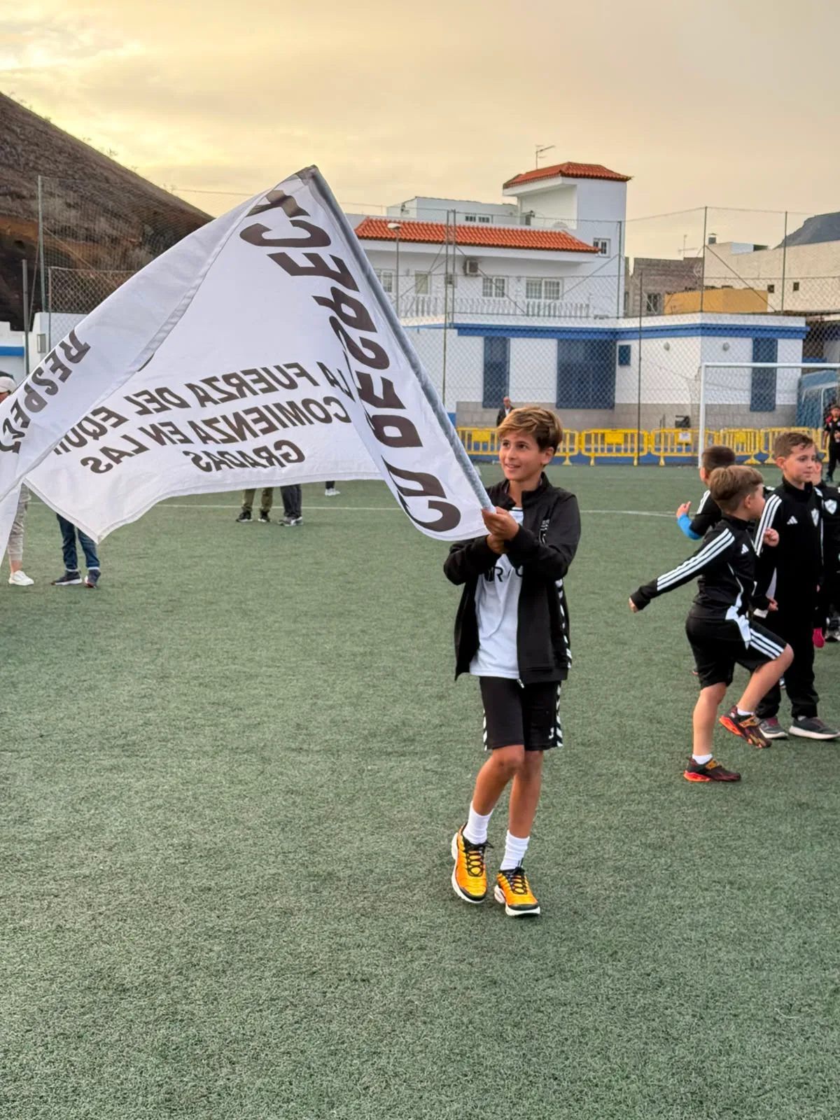 Jugadores, entrenadores y comunidad de Respect Academy — 1