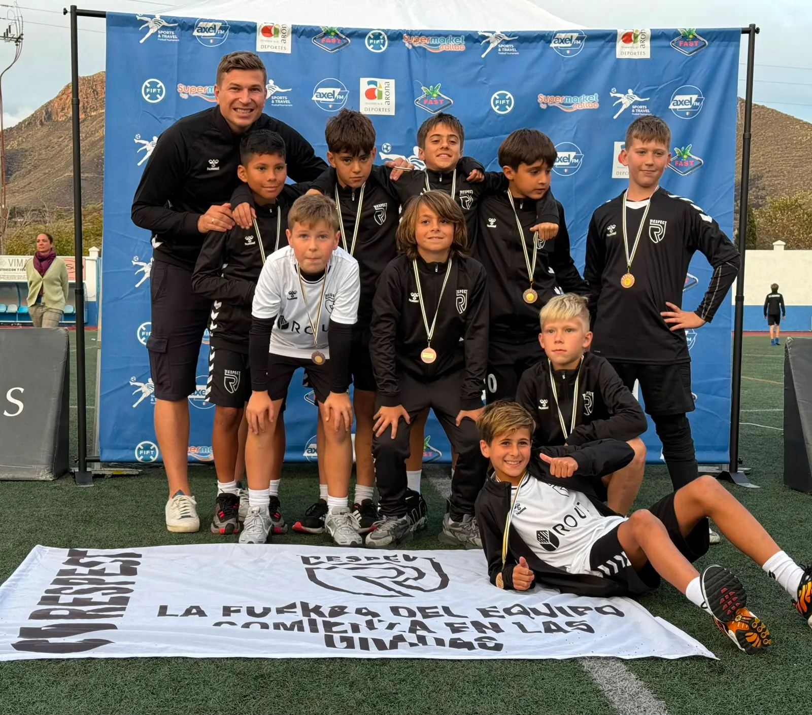 Jugadores de Respect Academy celebrando un logro en un torneo