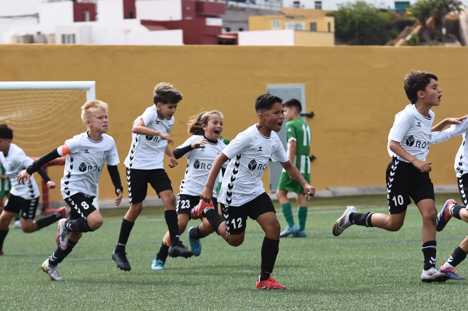 Jugadores de Respect Academy celebrando un gol