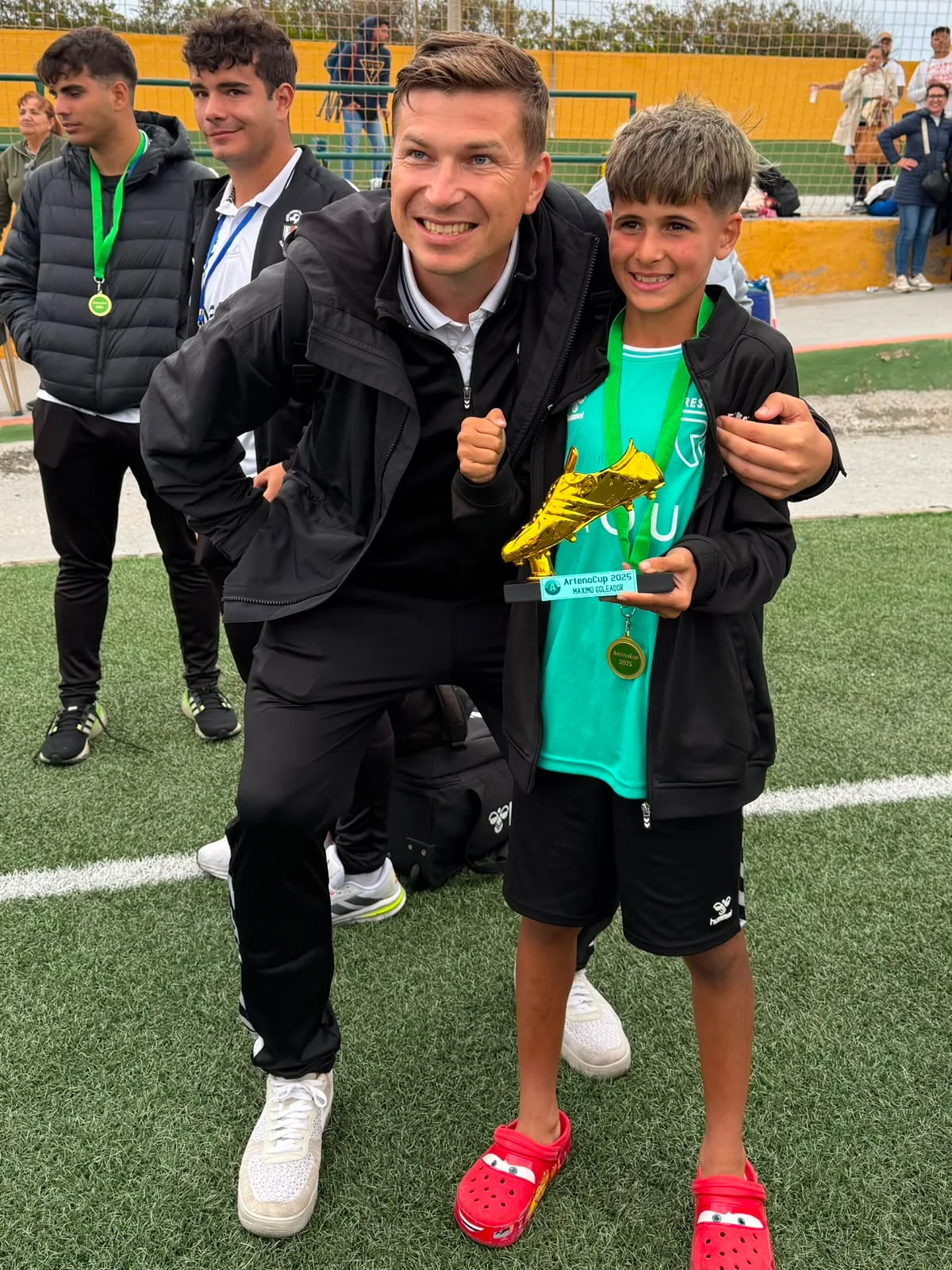 Jugadores, entrenadores y comunidad de Respect Academy — 3
