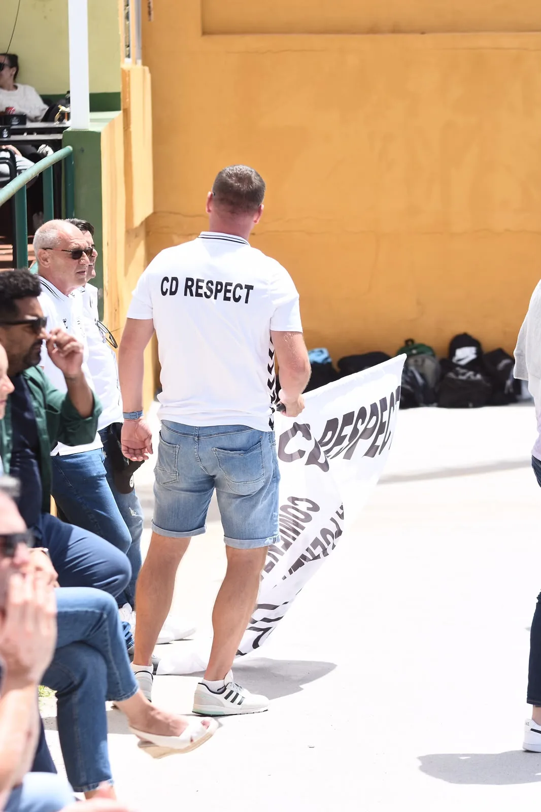 Jugadores, entrenadores y comunidad de Respect Academy — 9