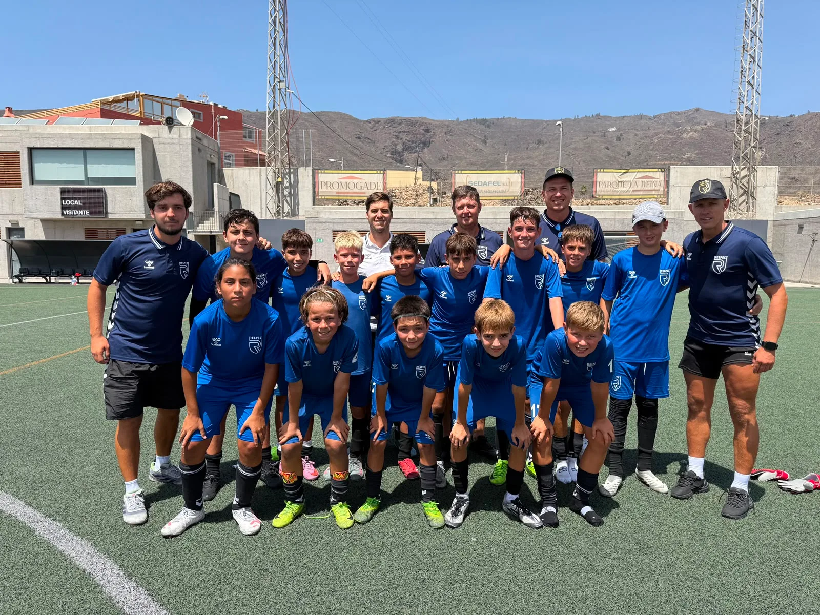 Jugadores y cuerpo técnico de la Academia Internacional