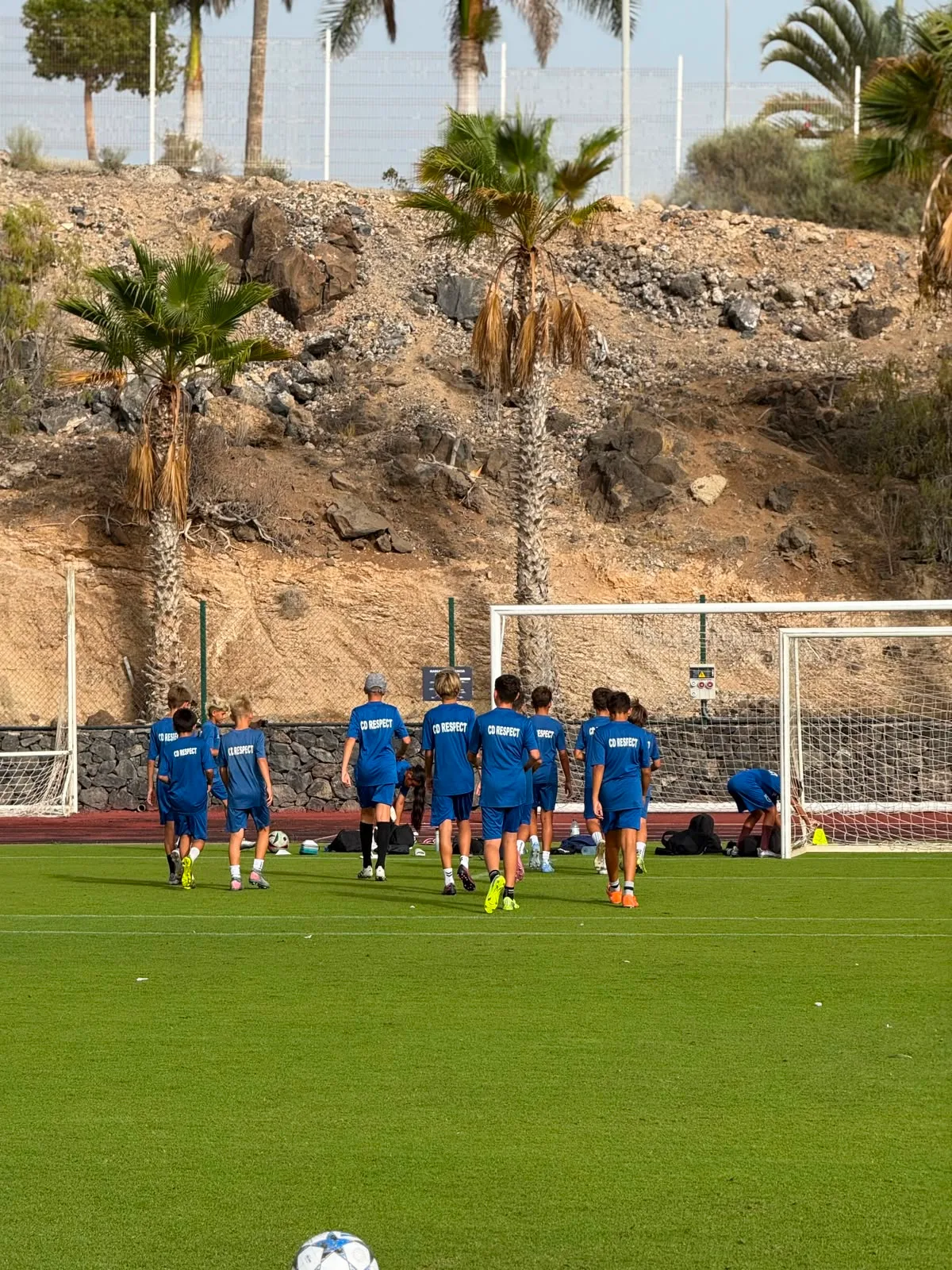 Jugadores, entrenadores y comunidad de Respect Academy — 7
