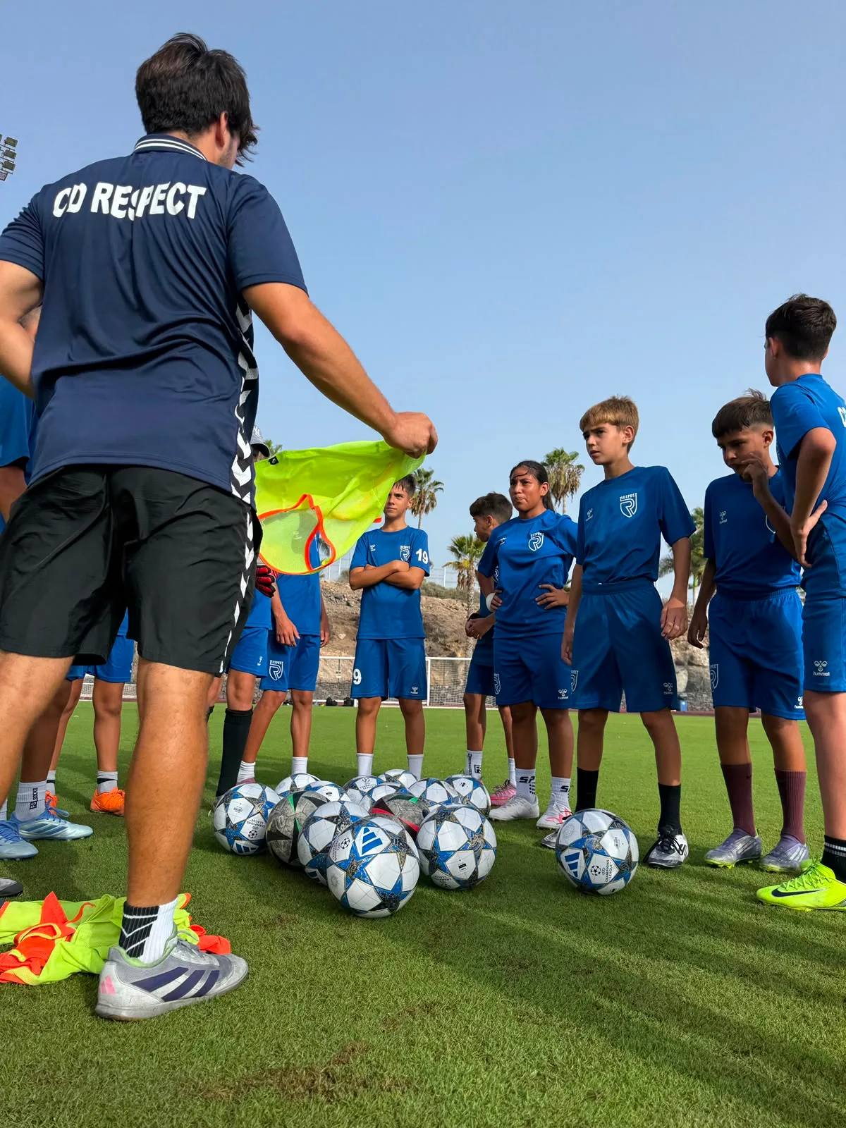 Entrenador de Respect hablando con el equipo de la academia antes del entrenamiento