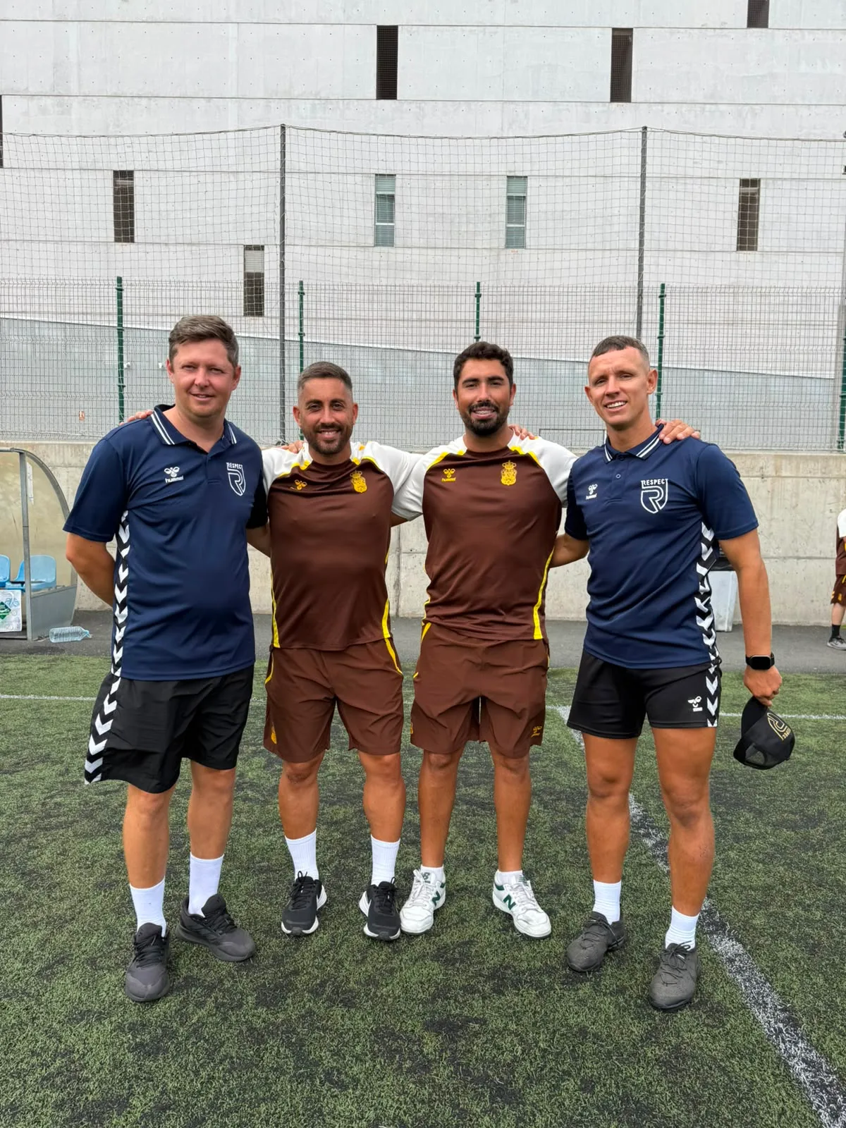Jugadores, entrenadores y comunidad de Respect Academy — 8