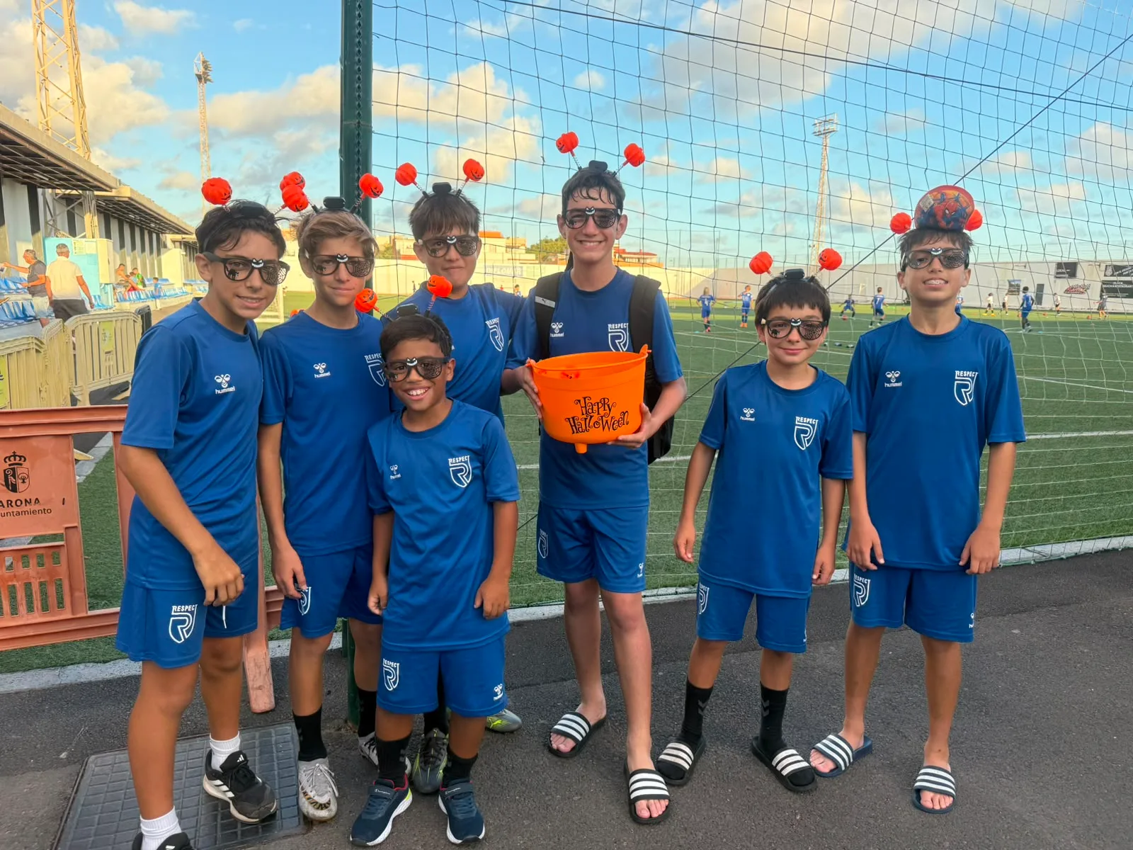 Jugadores, entrenadores y comunidad de Respect Academy — 11