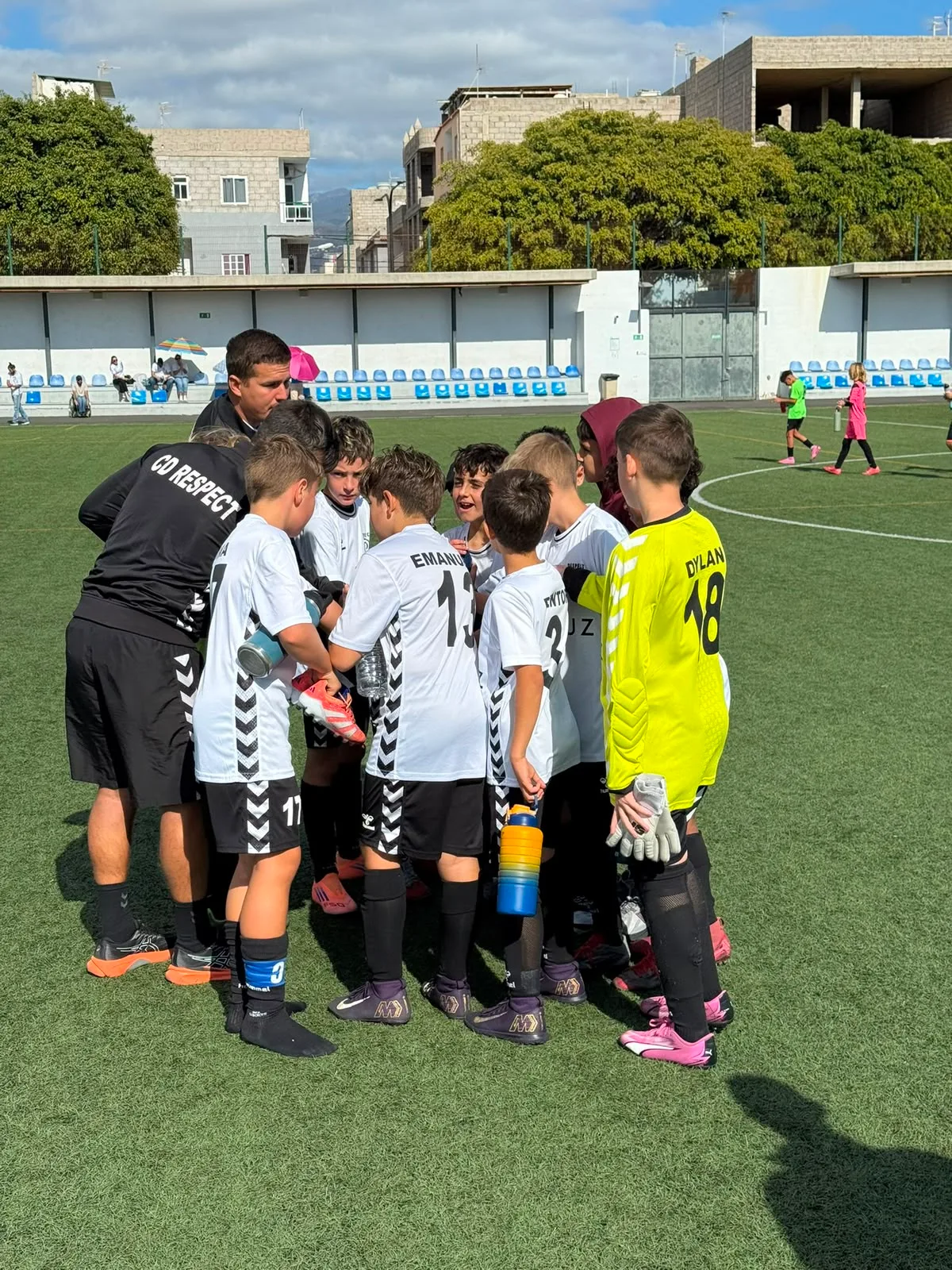 Jugadores, entrenadores y comunidad de Respect Academy — 14