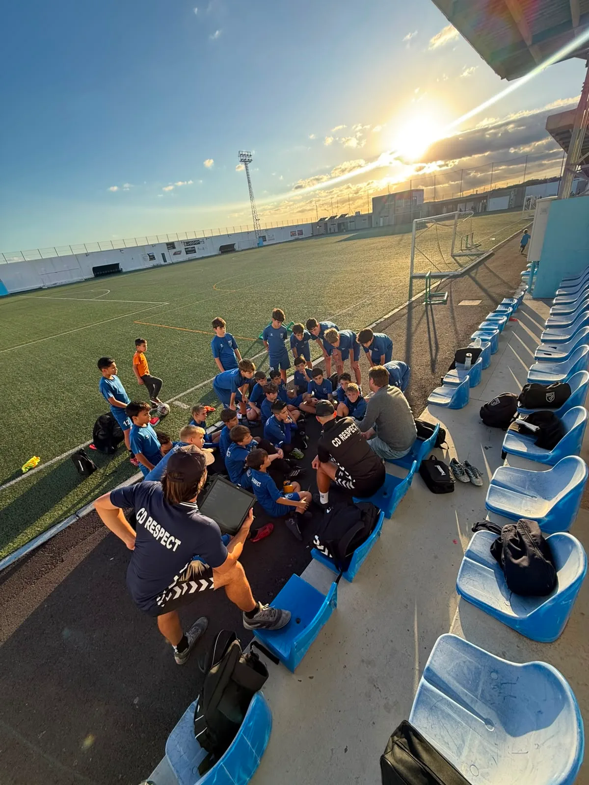 Jugadores, entrenadores y comunidad de Respect Academy — 15