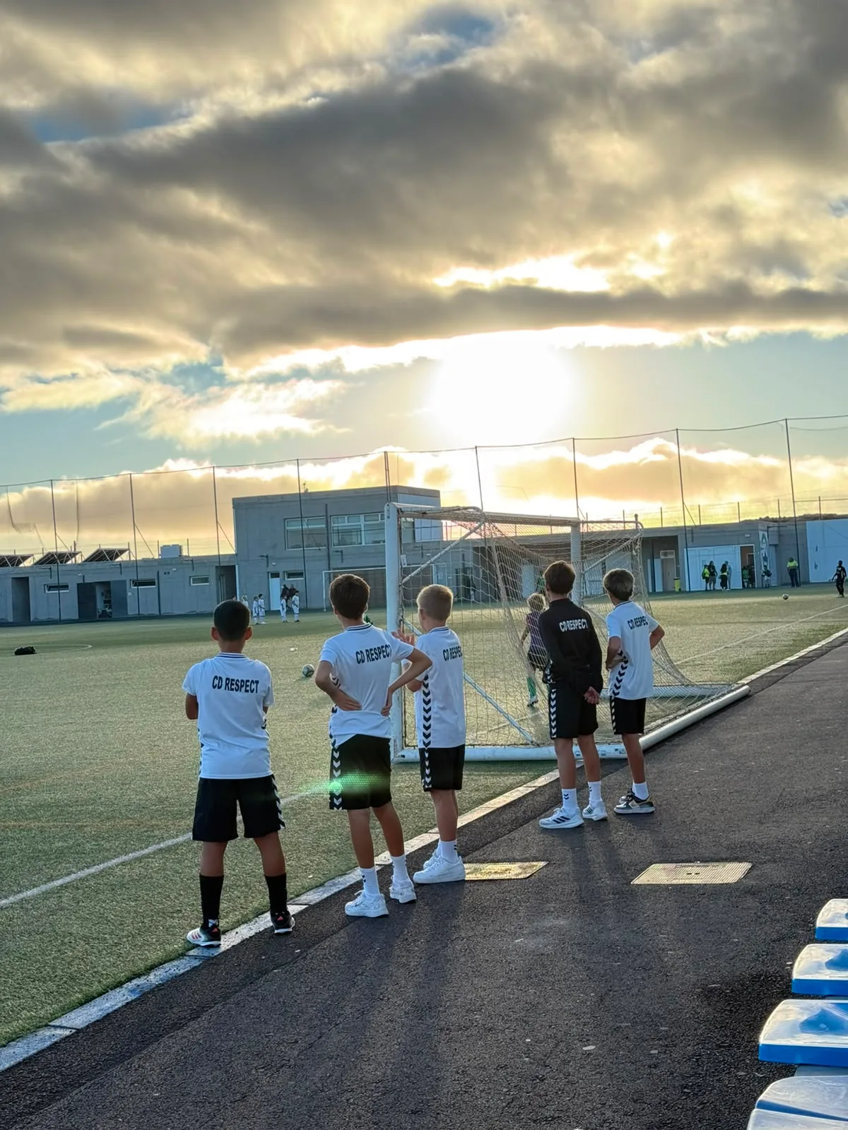 Jugadores, entrenadores y comunidad de Respect Academy — 16