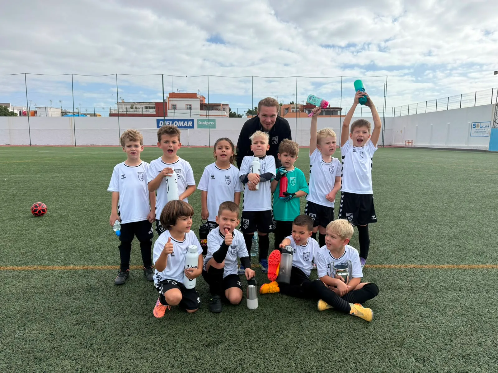 Jugadores, entrenadores y comunidad de Respect Academy — 18