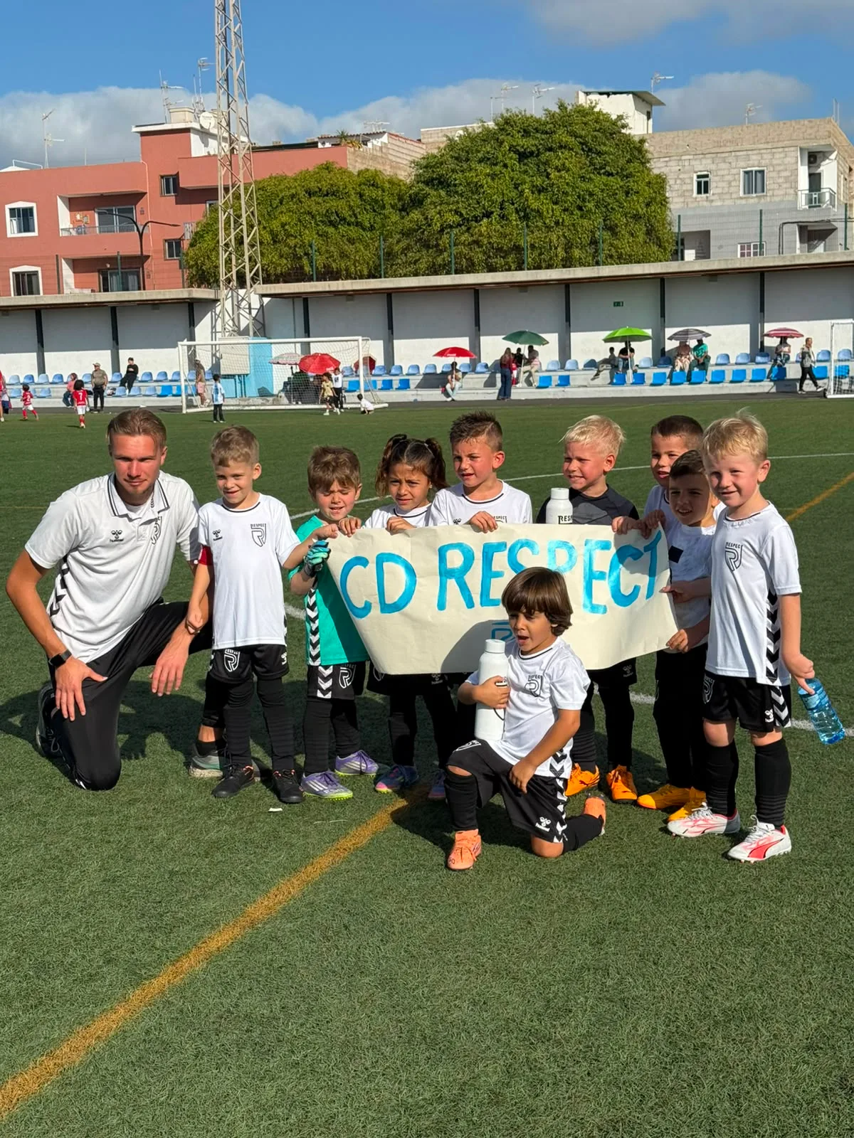 Jugadores, entrenadores y comunidad de Respect Academy — 20