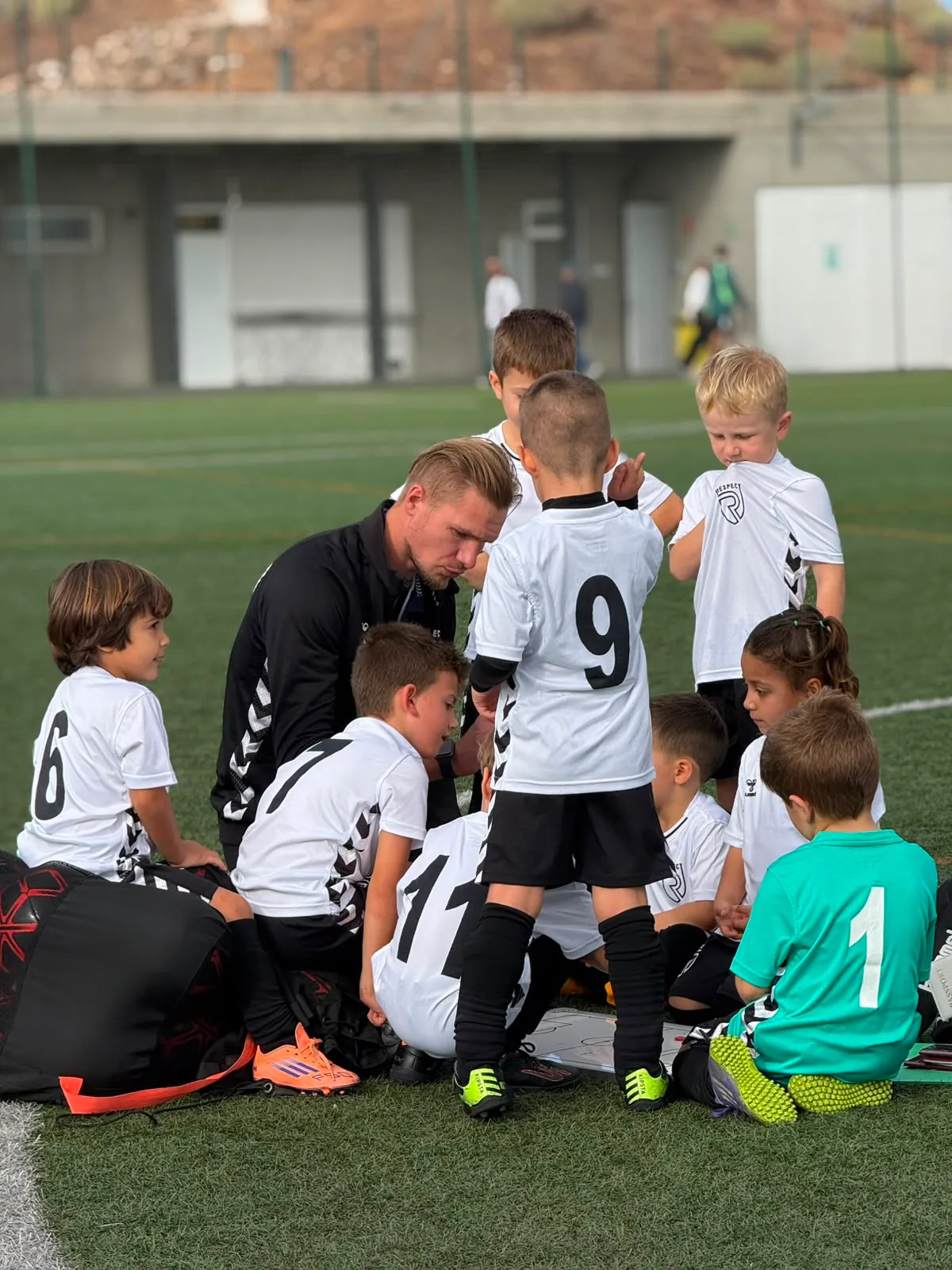 Jugadores, entrenadores y comunidad de Respect Academy — 21
