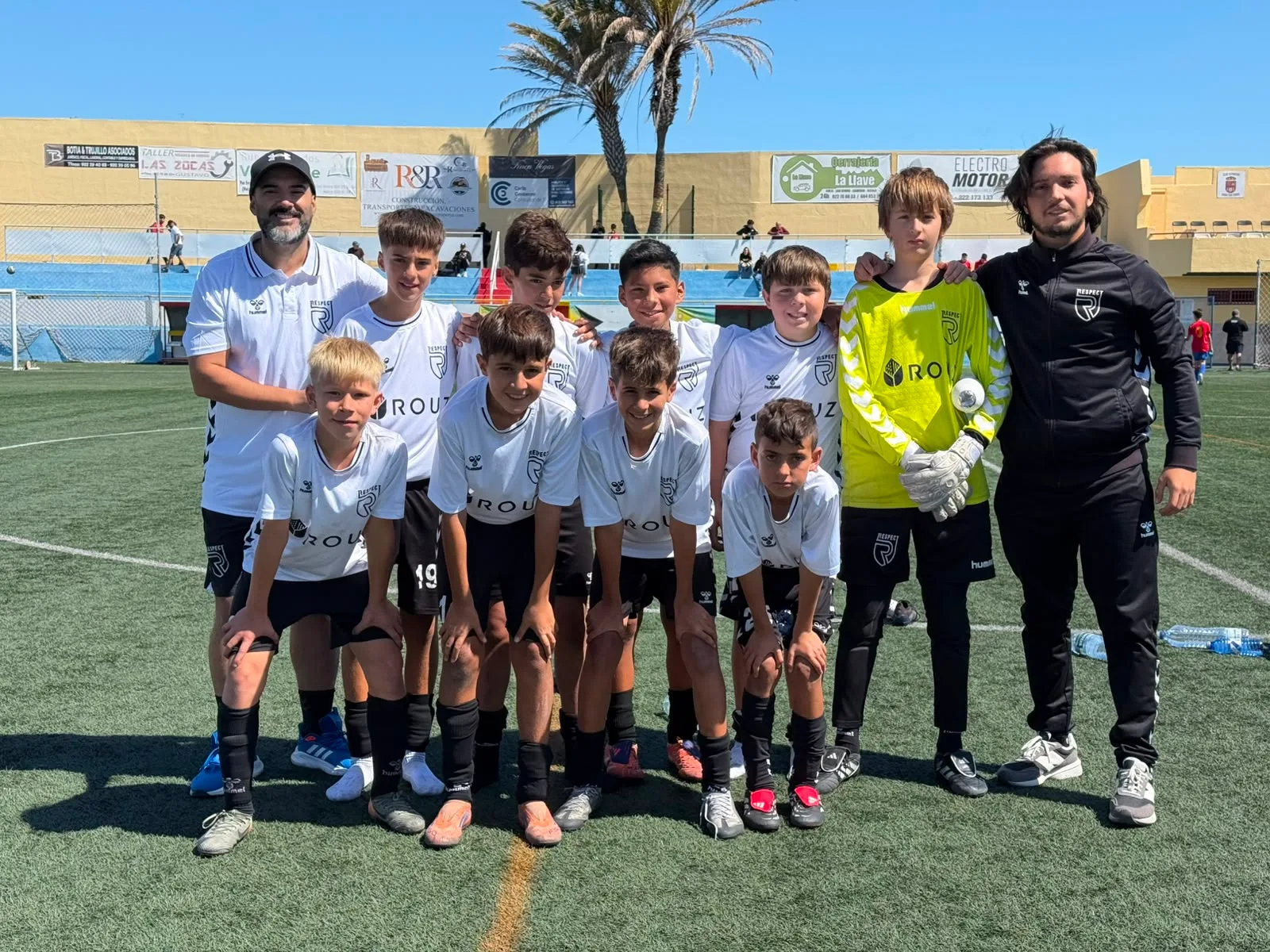 Jugadores, entrenadores y comunidad de Respect Academy — 22
