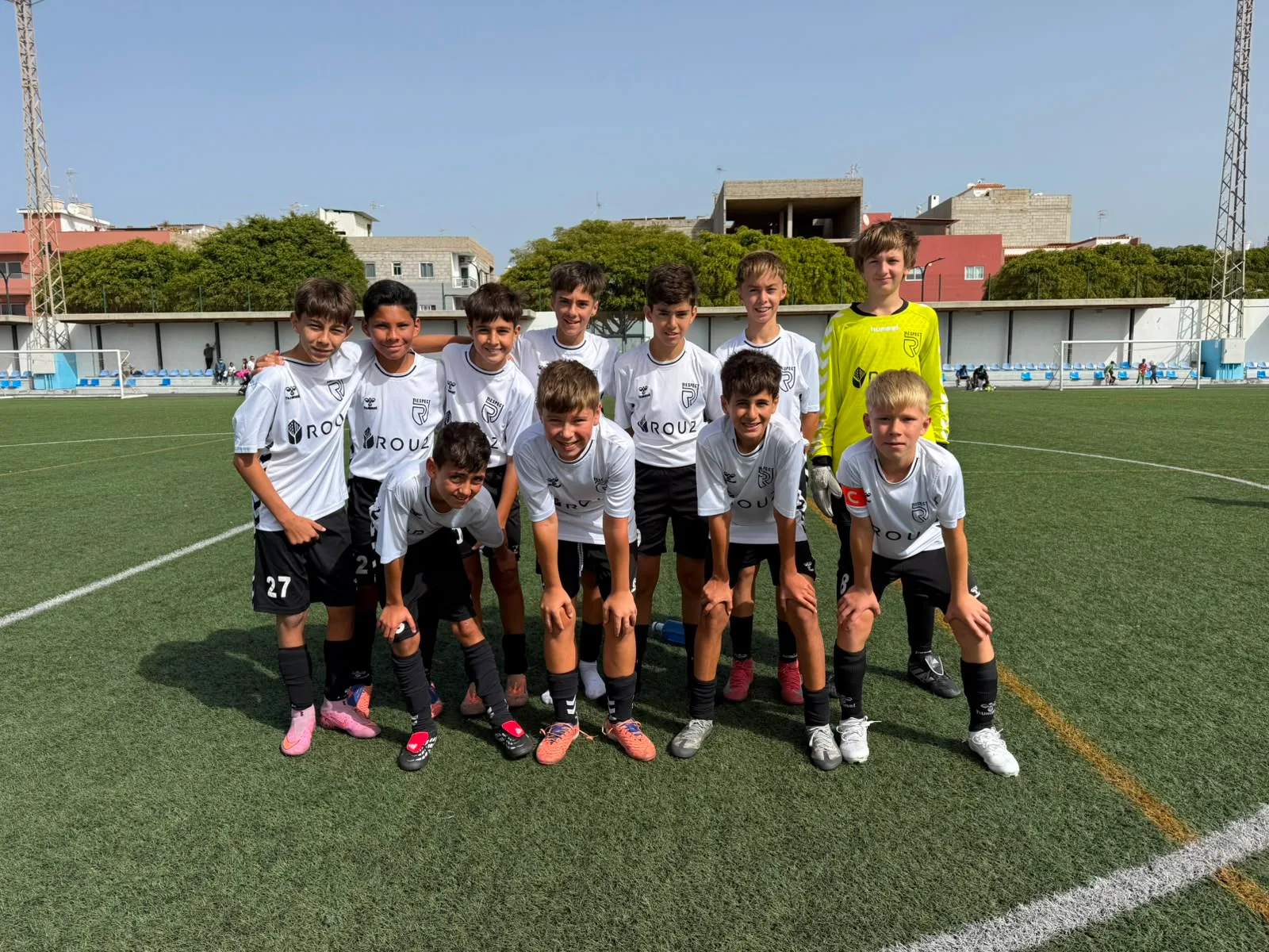 Jugadores, entrenadores y comunidad de Respect Academy — 40