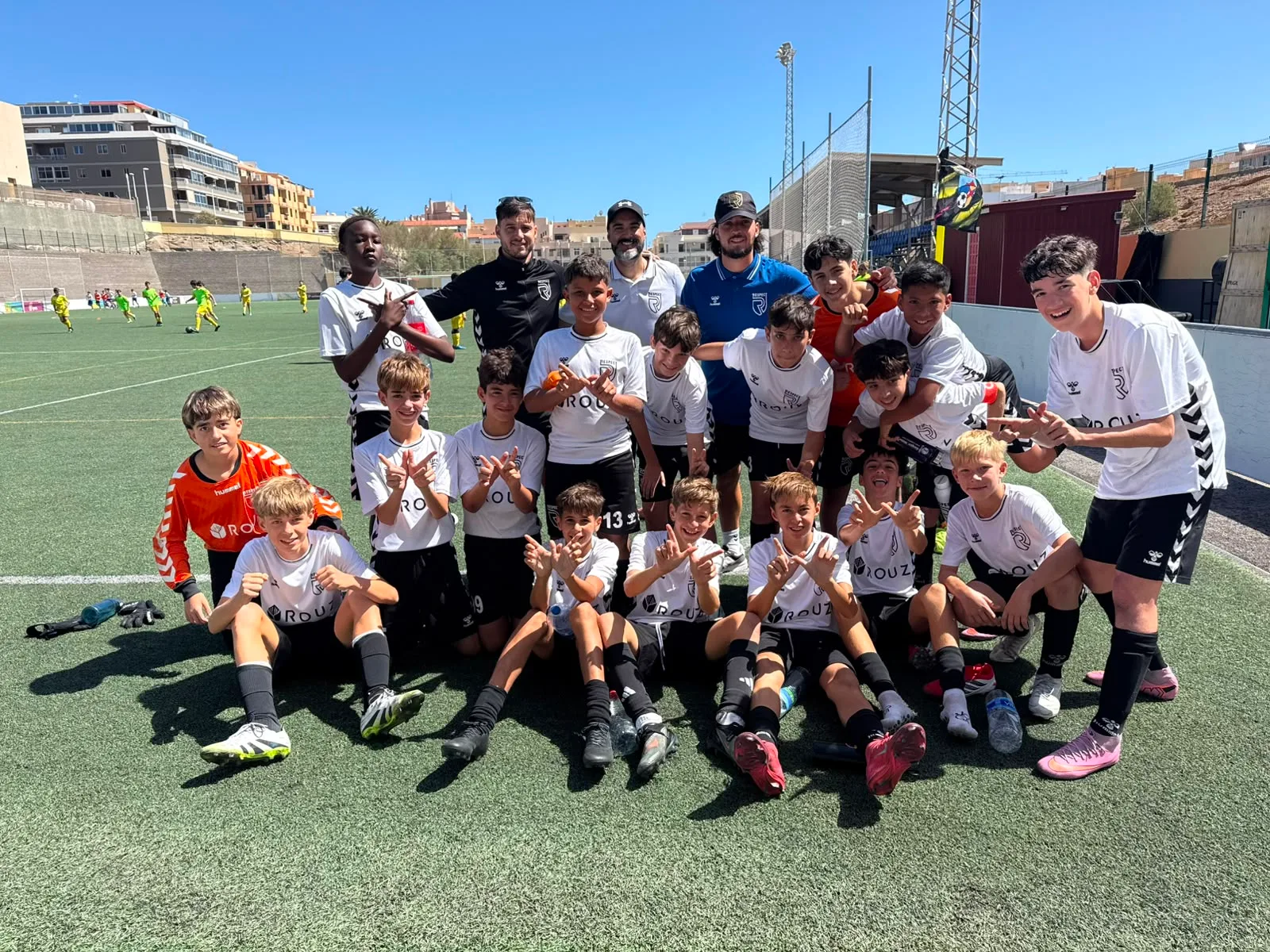 Jugadores, entrenadores y comunidad de Respect Academy — 23