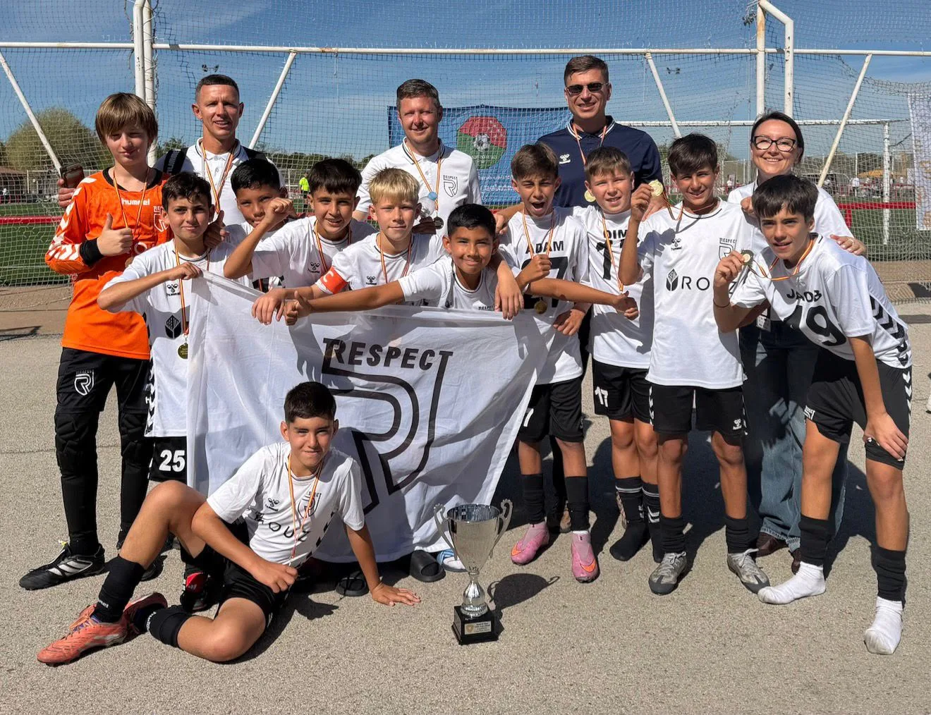 Jugadores, entrenadores y comunidad de Respect Academy — 27