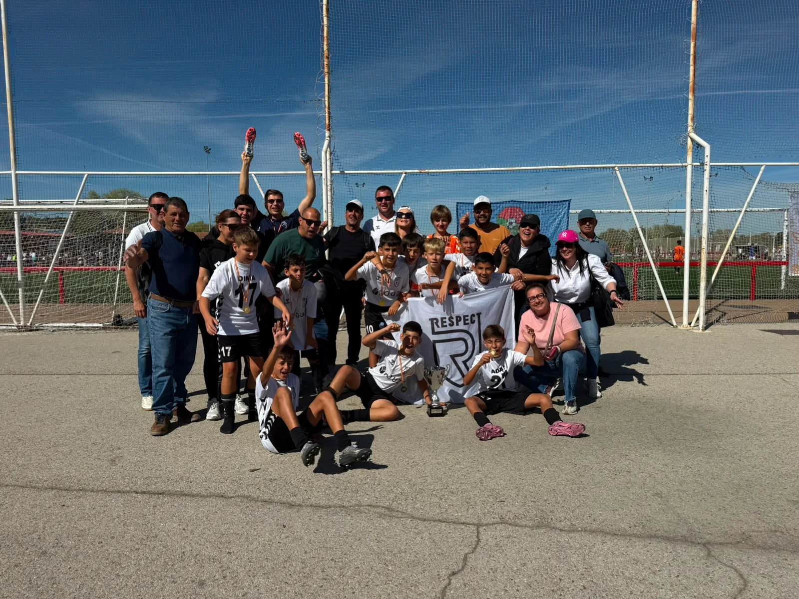 Jugadores, entrenadores y comunidad de Respect Academy — 48