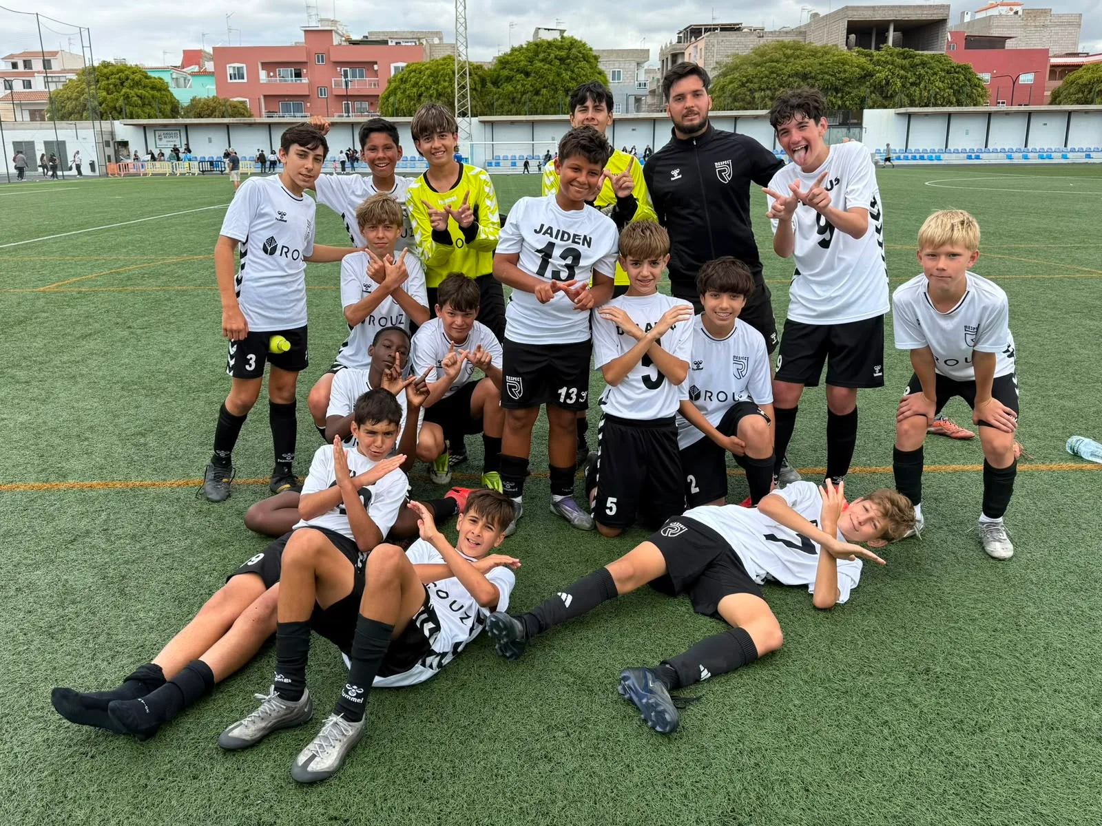 Jugadores, entrenadores y comunidad de Respect Academy — 31