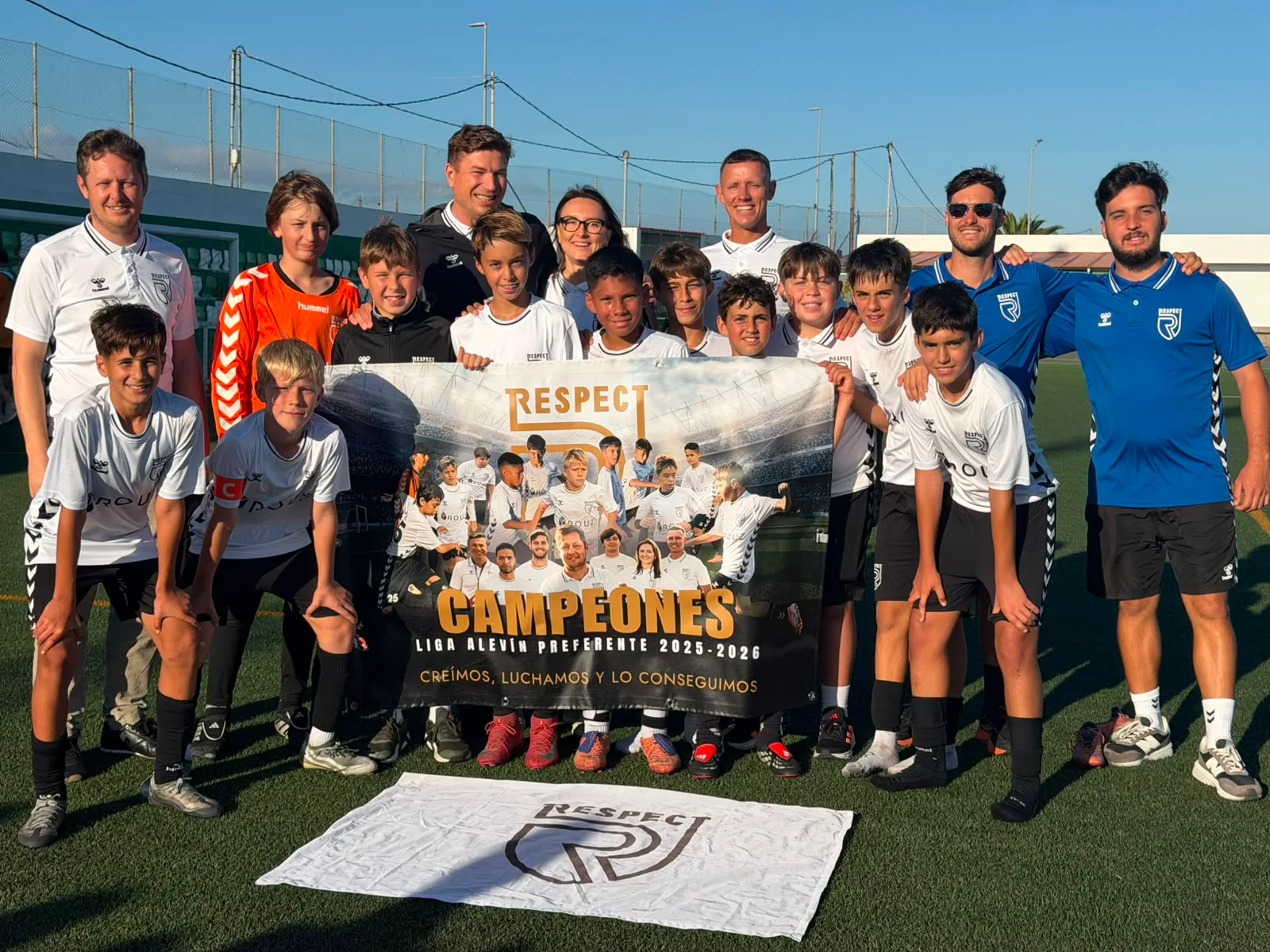 Jugadores, entrenadores y comunidad de Respect Academy — 32
