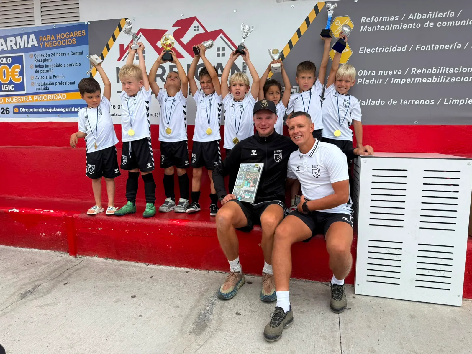 Jugadores, entrenadores y comunidad de Respect Academy — 56