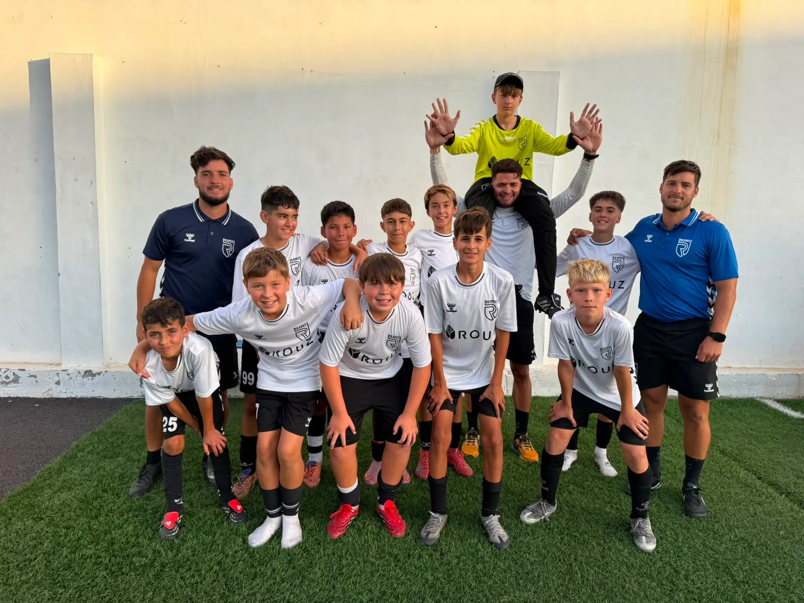 Jugadores, entrenadores y comunidad de Respect Academy — 58
