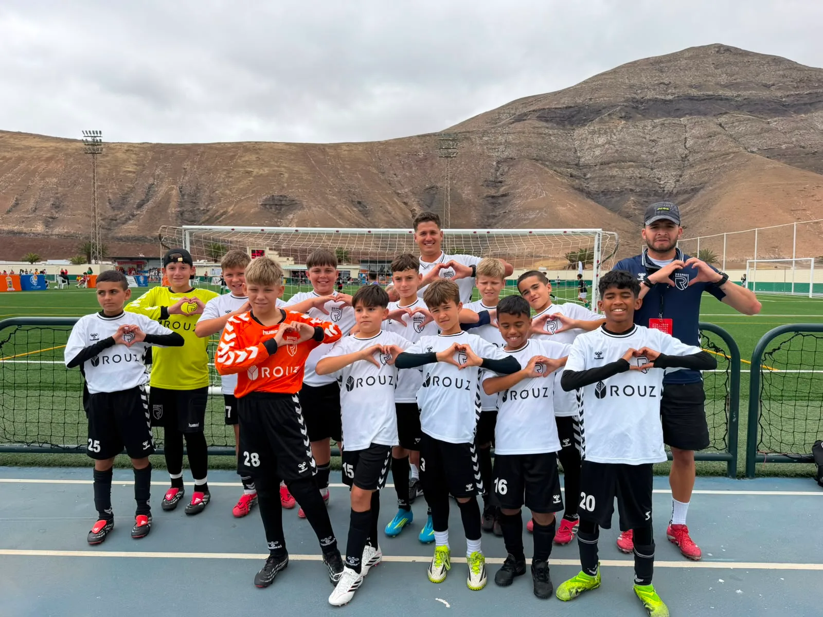 Jugadores, entrenadores y comunidad de Respect Academy — 40