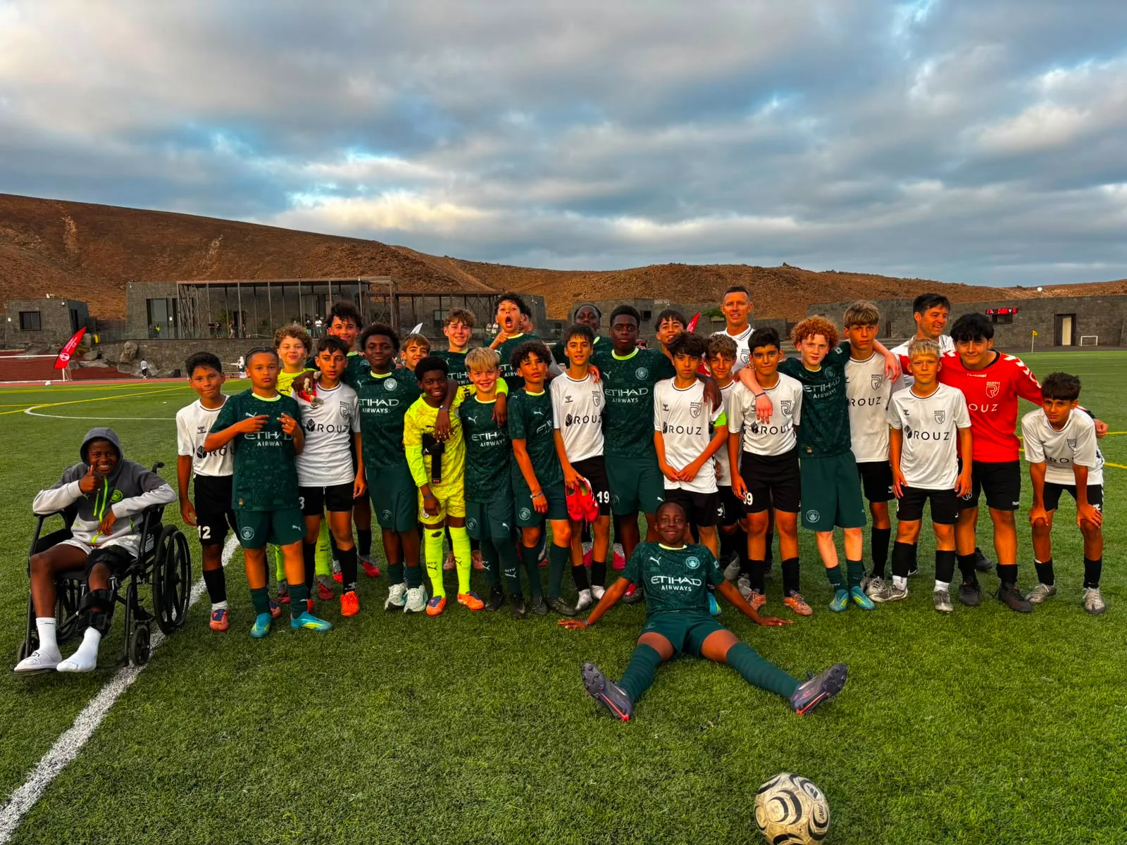 Jugadores de Respect compartiendo el campo con otra academia