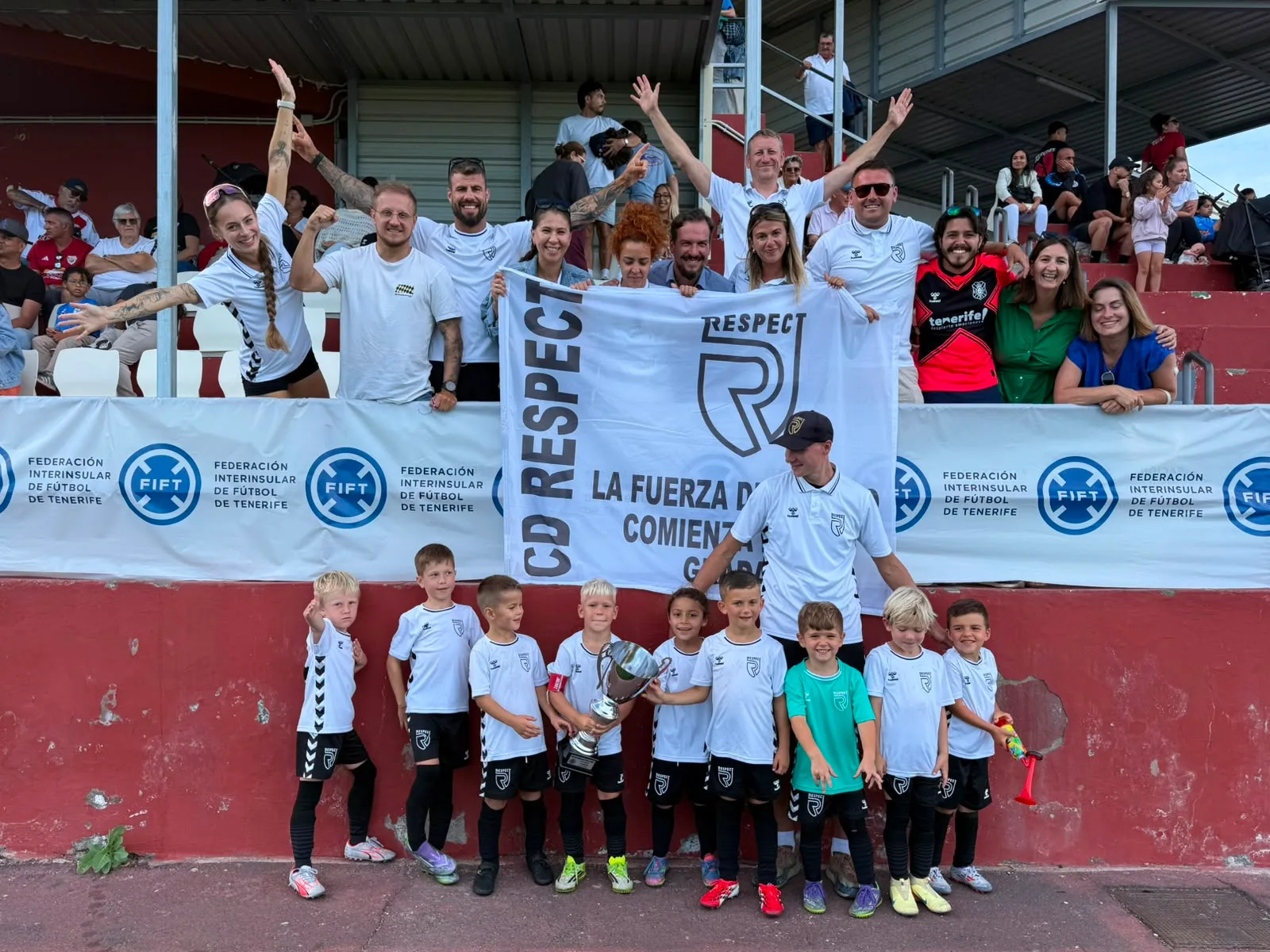 Jugadores, entrenadores y comunidad de Respect Academy — 41