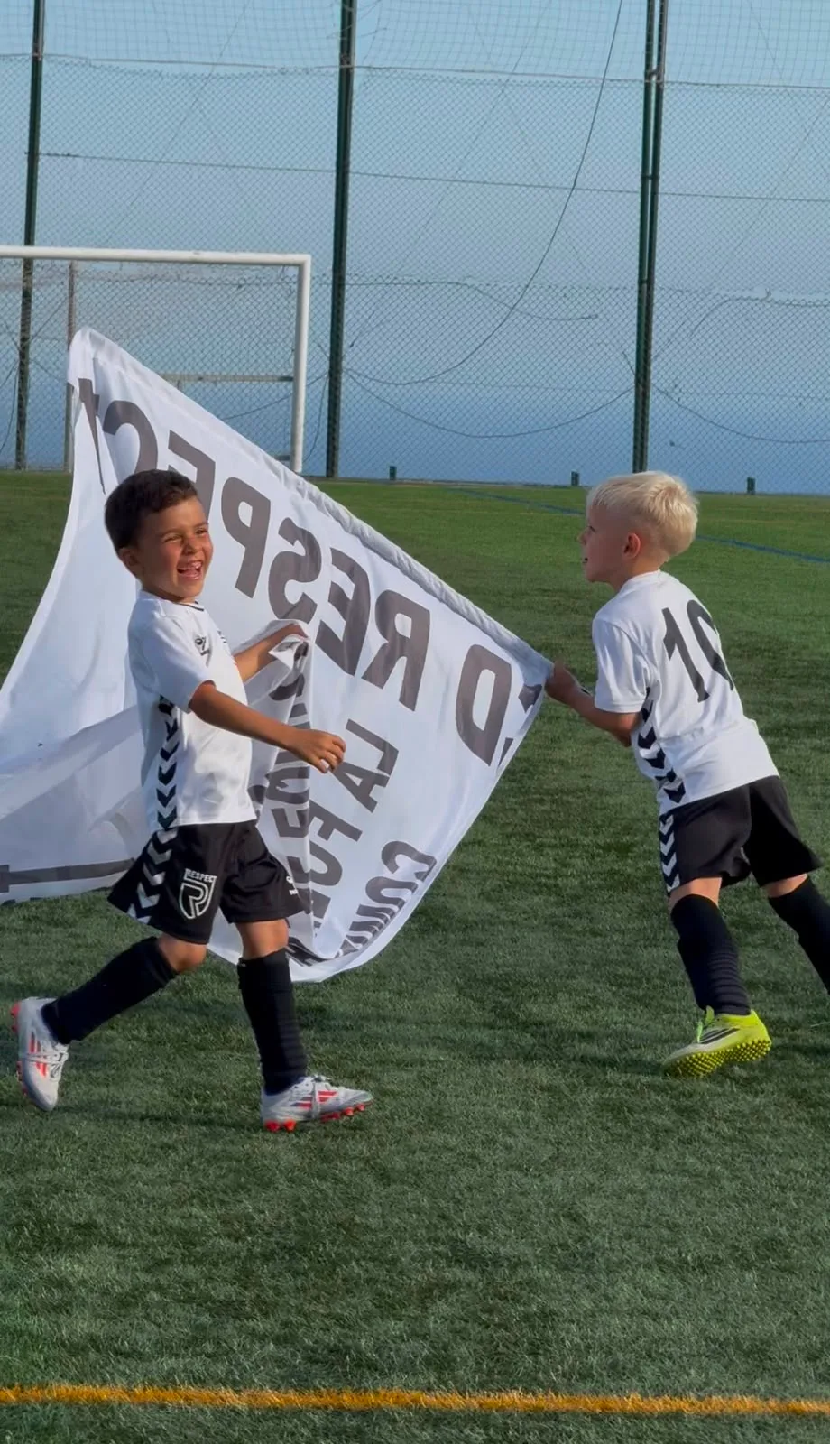 Jugadores, entrenadores y comunidad de Respect Academy — 68