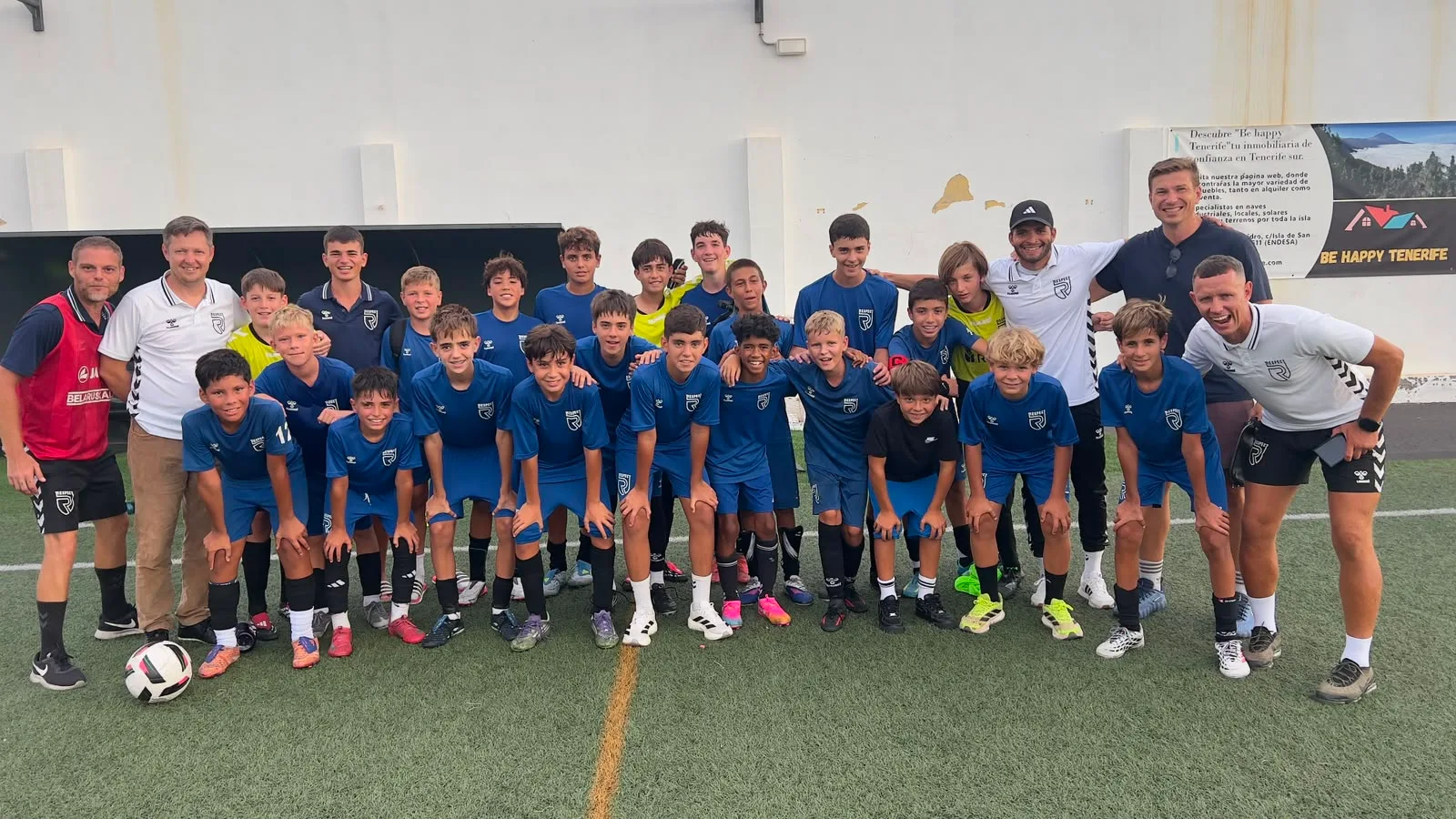 Jugadores, entrenadores y comunidad de Respect Academy — 71