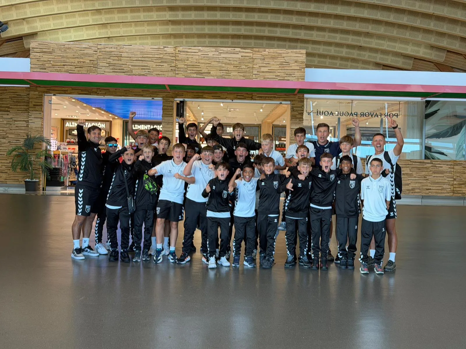 Jugadores, entrenadores y comunidad de Respect Academy — 43