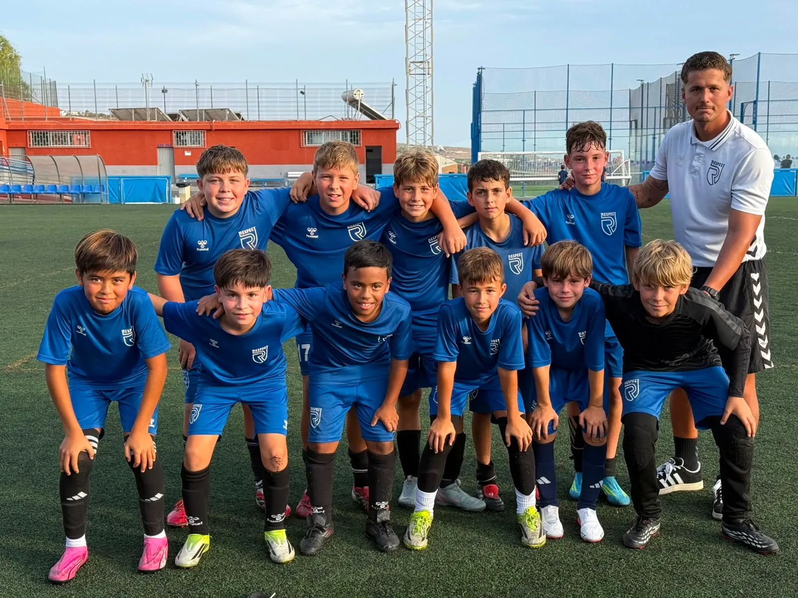 Jugadores, entrenadores y comunidad de Respect Academy — 44